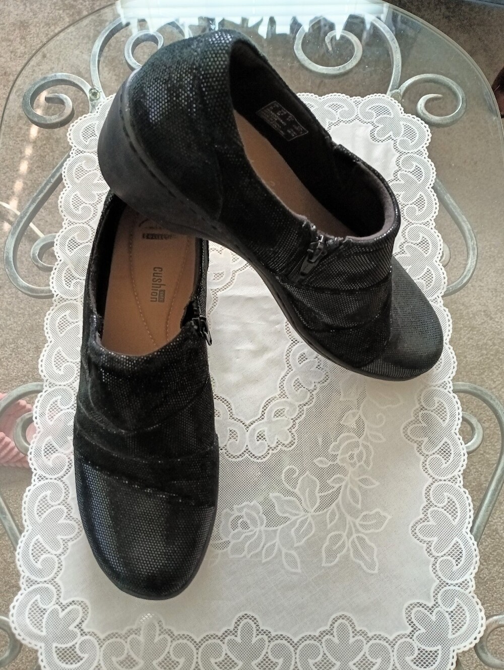 Clarks Black Shiny Texture Soft Cushion Slip On (9.5)